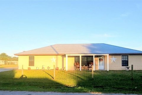 Villa ou maison à Moore Haven, Floride 4 chambres, 181.35 m2 № 2248482