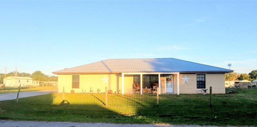 Villa ou maison à Moore Haven, Floride 4 chambres, 181.35 m2 № 2248482