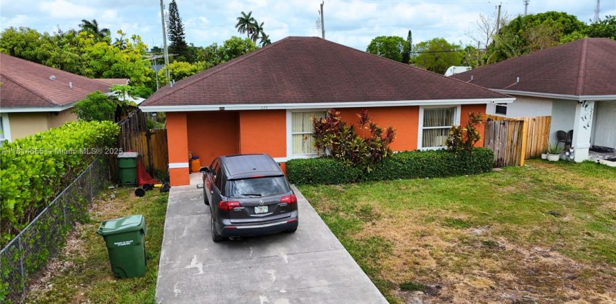 House in Homestead, Florida 3 bedrooms, 116.31 sq.m. № 1770600
