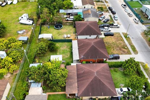 House in Homestead, Florida 3 bedrooms, 116.31 sq.m. № 1770600 - photo 25