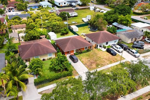 House in Homestead, Florida 3 bedrooms, 116.31 sq.m. № 1770600 - photo 17