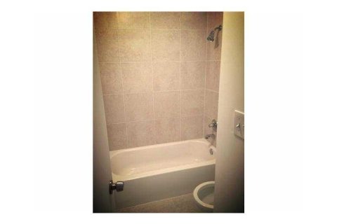Condo in Miramar, Florida, 2 bedrooms  № 1077844 - photo 1