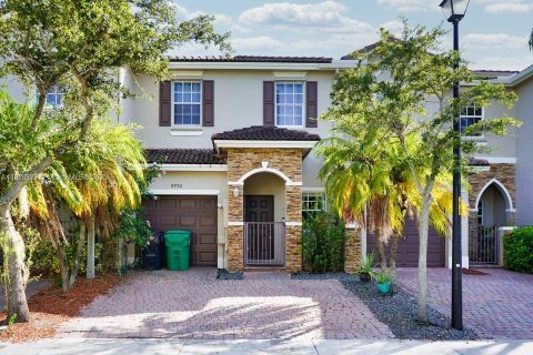 Townhouse in Cutler Bay, Florida 3 bedrooms, 141.77 sq.m. № 1887909 - photo 1