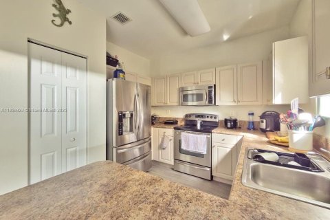 Townhouse in Cutler Bay, Florida 3 bedrooms, 141.77 sq.m. № 1887909 - photo 4