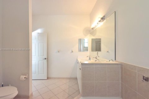 Townhouse in Cutler Bay, Florida 3 bedrooms, 141.77 sq.m. № 1887909 - photo 11