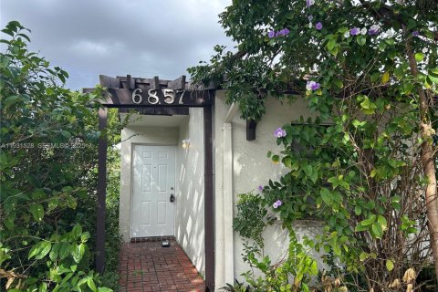 Townhouse in Miramar, Florida 3 bedrooms, 113.34 sq.m. № 1993082 - photo 1