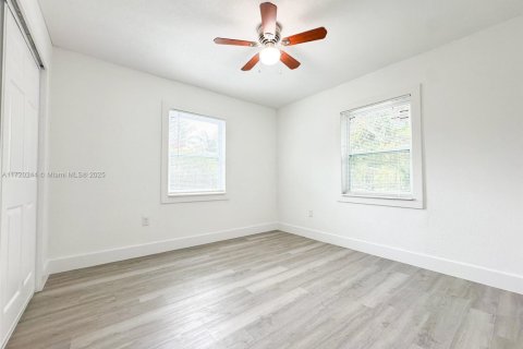 House in North Miami, Florida 4 bedrooms, 143.44 sq.m. № 1471386 - photo 8