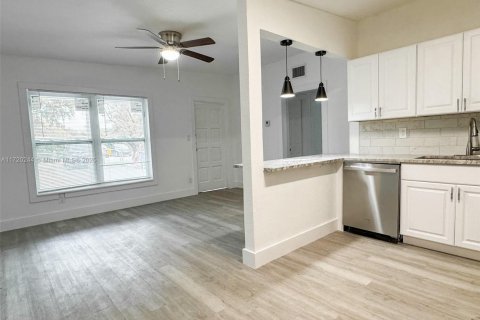 House in North Miami, Florida 4 bedrooms, 143.44 sq.m. № 1471386 - photo 5
