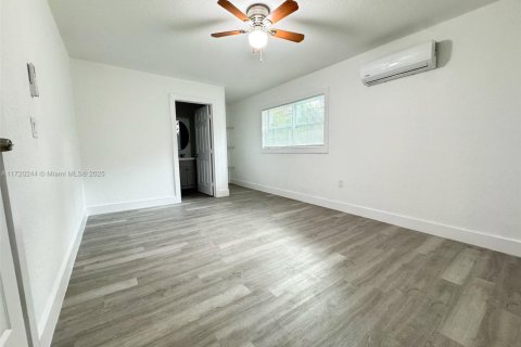 House in North Miami, Florida 4 bedrooms, 143.44 sq.m. № 1471386 - photo 11