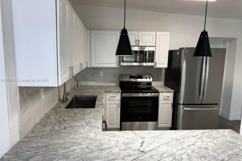 House in North Miami, Florida 4 bedrooms, 143.44 sq.m. № 1471386 - photo 4