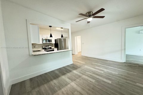 House in North Miami, Florida 4 bedrooms, 143.44 sq.m. № 1471386 - photo 6