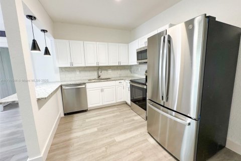 House in North Miami, Florida 4 bedrooms, 143.44 sq.m. № 1471386 - photo 2