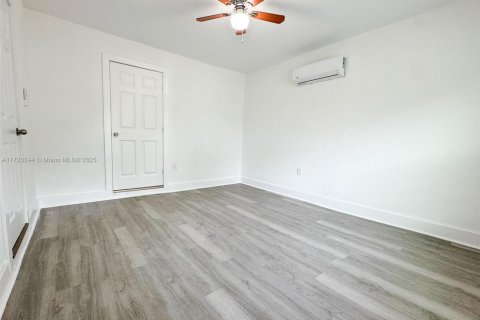 House in North Miami, Florida 4 bedrooms, 143.44 sq.m. № 1471386 - photo 10
