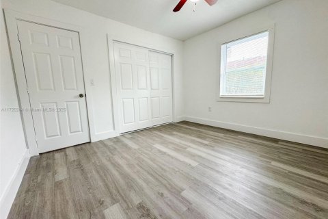 House in North Miami, Florida 4 bedrooms, 143.44 sq.m. № 1471386 - photo 9