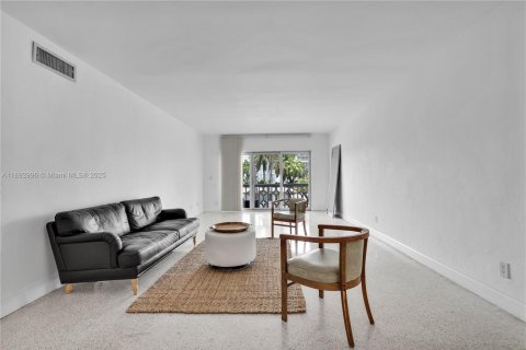 Condo in Bay Harbor Islands, Florida, 1 bedroom № 1945462 - photo 5