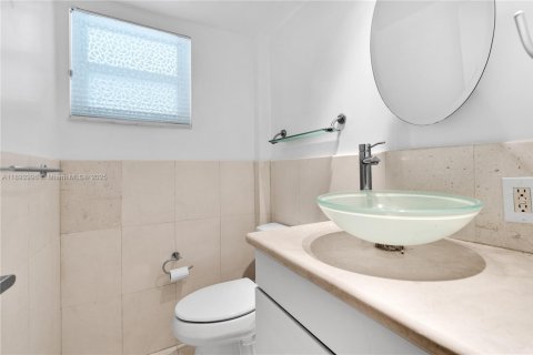 Condo in Bay Harbor Islands, Florida, 1 bedroom № 1945462 - photo 11