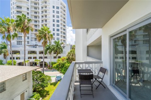 Condo in Bay Harbor Islands, Florida, 1 bedroom № 1945462 - photo 8