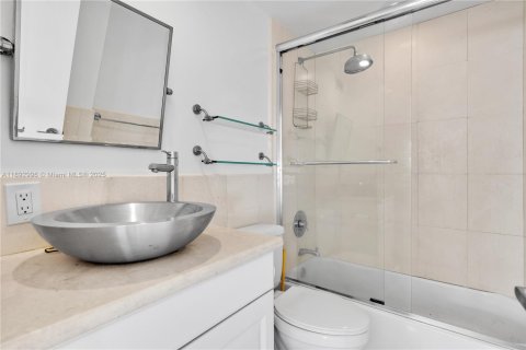 Condo in Bay Harbor Islands, Florida, 1 bedroom № 1945462 - photo 14