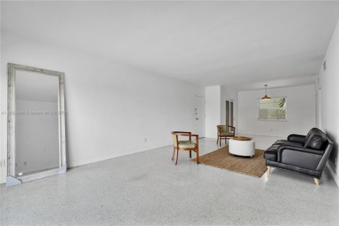 Condo in Bay Harbor Islands, Florida, 1 bedroom № 1945462 - photo 7