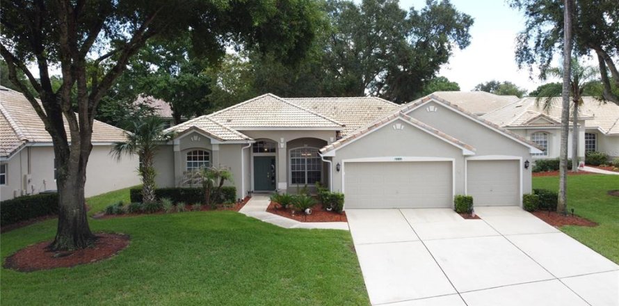 House in Clermont, Florida 3 bedrooms, 188.41 sq.m. № 2150703