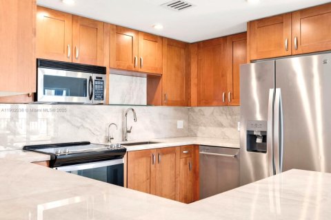 Condo in Coral Gables, Florida, 2 bedrooms  № 1953476 - photo 8
