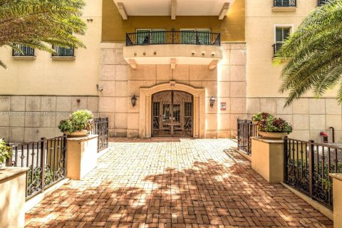 Condo in Coral Gables, Florida, 2 bedrooms  № 1953476 - photo 1