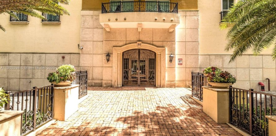 Condo in Coral Gables, Florida, 2 bedrooms  № 1953476
