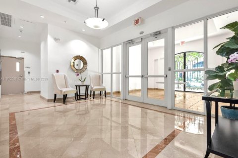 Condo in Coral Gables, Florida, 2 bedrooms  № 1953476 - photo 5