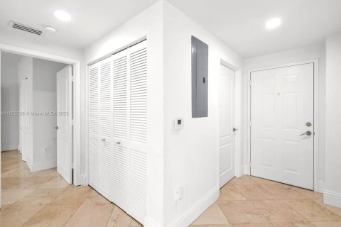 Condo in Coral Gables, Florida, 2 bedrooms  № 1953476 - photo 17
