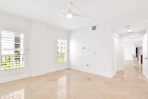 Condo in Coral Gables, Florida, 2 bedrooms  № 1953476 - photo 11