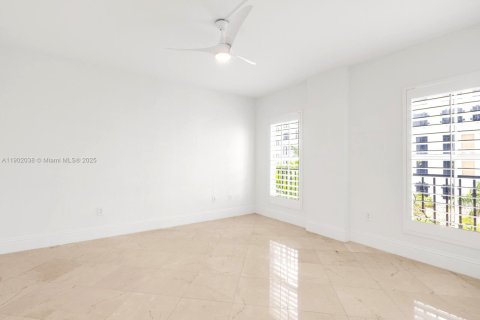 Condo in Coral Gables, Florida, 2 bedrooms  № 1953476 - photo 12