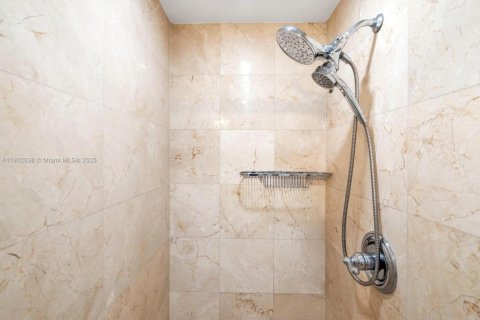 Condo in Coral Gables, Florida, 2 bedrooms  № 1953476 - photo 16