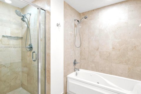 Condo in Coral Gables, Florida, 2 bedrooms  № 1953476 - photo 15