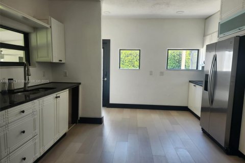 House in Miami Springs, Florida 3 bedrooms, 190.36 sq.m. № 1959942 - photo 4