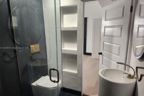 House in Miami Springs, Florida 3 bedrooms, 190.36 sq.m. № 1959942 - photo 7