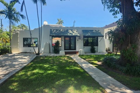 House in Miami Springs, Florida 3 bedrooms, 190.36 sq.m. № 1959942 - photo 1