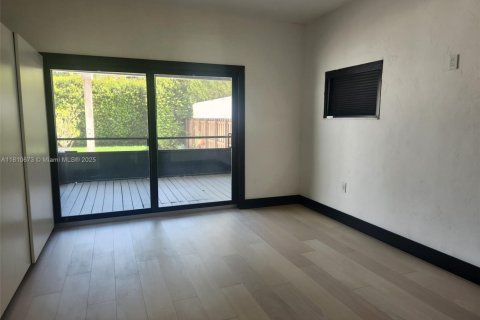 House in Miami Springs, Florida 3 bedrooms, 190.36 sq.m. № 1959942 - photo 5