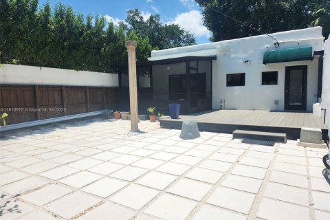 House in Miami Springs, Florida 3 bedrooms, 190.36 sq.m. № 1959942 - photo 11