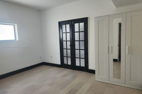 House in Miami Springs, Florida 3 bedrooms, 190.36 sq.m. № 1959942 - photo 8