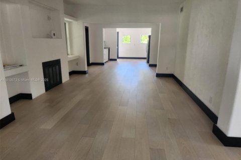 House in Miami Springs, Florida 3 bedrooms, 190.36 sq.m. № 1959942 - photo 3