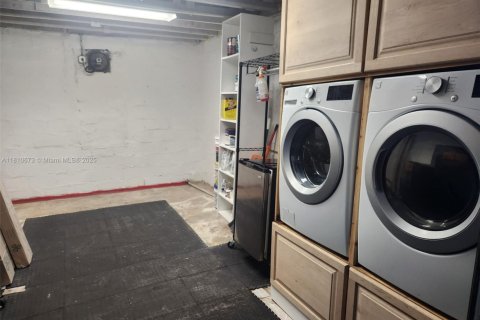 House in Miami Springs, Florida 3 bedrooms, 190.36 sq.m. № 1959942 - photo 9