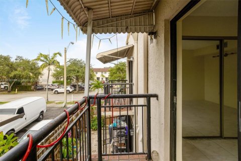 Condominio en venta en Hialeah, Florida, 2 dormitorios, 74.32 m2 № 1825471 - foto 15