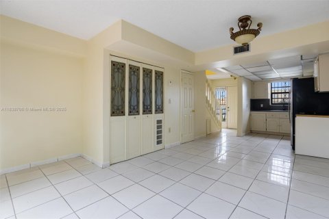 Condominio en venta en Hialeah, Florida, 2 dormitorios, 74.32 m2 № 1825471 - foto 4