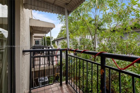 Condominio en venta en Hialeah, Florida, 2 dormitorios, 74.32 m2 № 1825471 - foto 16