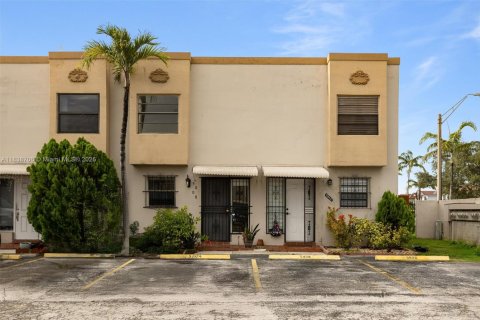 Condominio en venta en Hialeah, Florida, 2 dormitorios, 74.32 m2 № 1825471 - foto 1