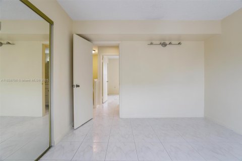 Condominio en venta en Hialeah, Florida, 2 dormitorios, 74.32 m2 № 1825471 - foto 17