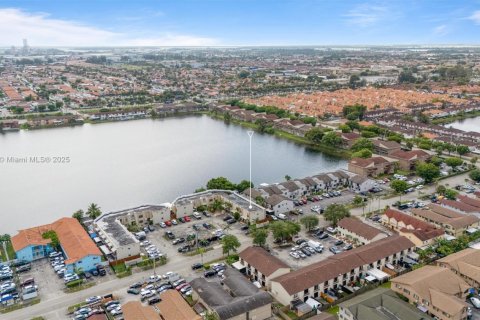 Condominio en venta en Hialeah, Florida, 2 dormitorios, 74.32 m2 № 1825471 - foto 23