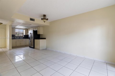 Condominio en venta en Hialeah, Florida, 2 dormitorios, 74.32 m2 № 1825471 - foto 3