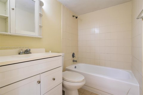 Condominio en venta en Hialeah, Florida, 2 dormitorios, 74.32 m2 № 1825471 - foto 21