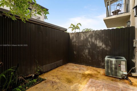 Condominio en venta en Hialeah, Florida, 2 dormitorios, 74.32 m2 № 1825471 - foto 5